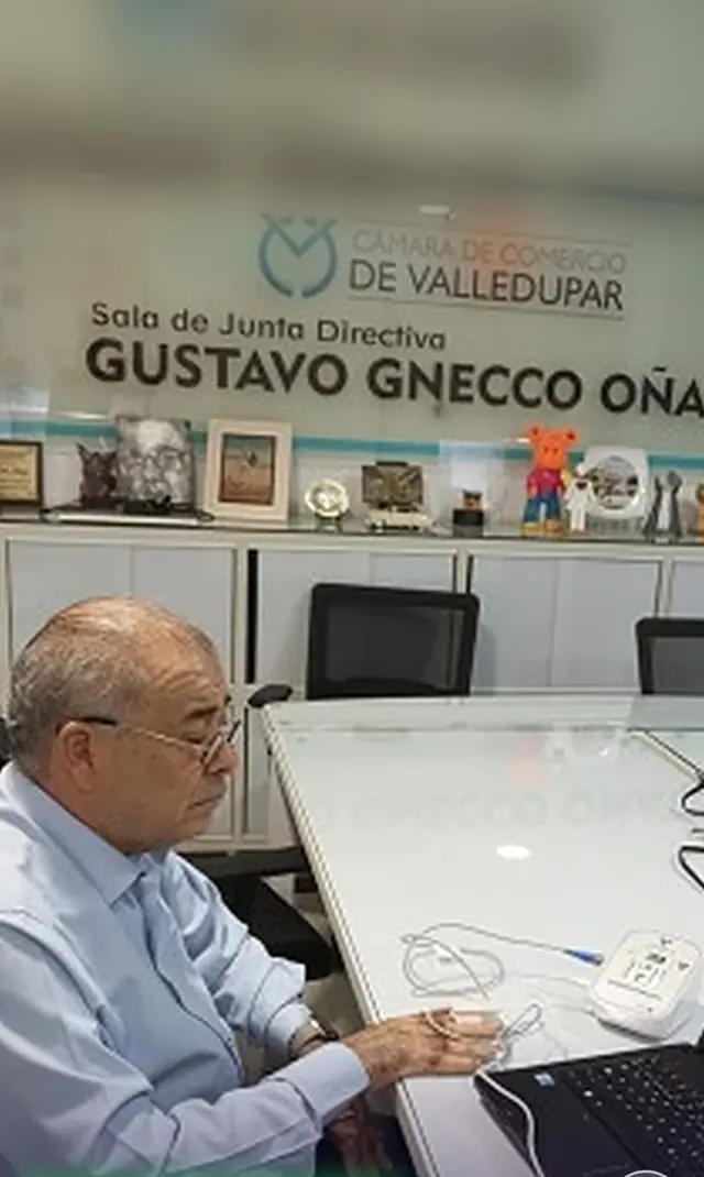 Directivo de la Cámara de Comercio de Valledupar sosteniendo el sensor durante su lectura BIP 5.0